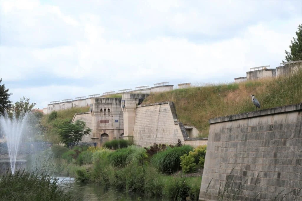 Remparts de Toul et fontaine au bord des fortifications