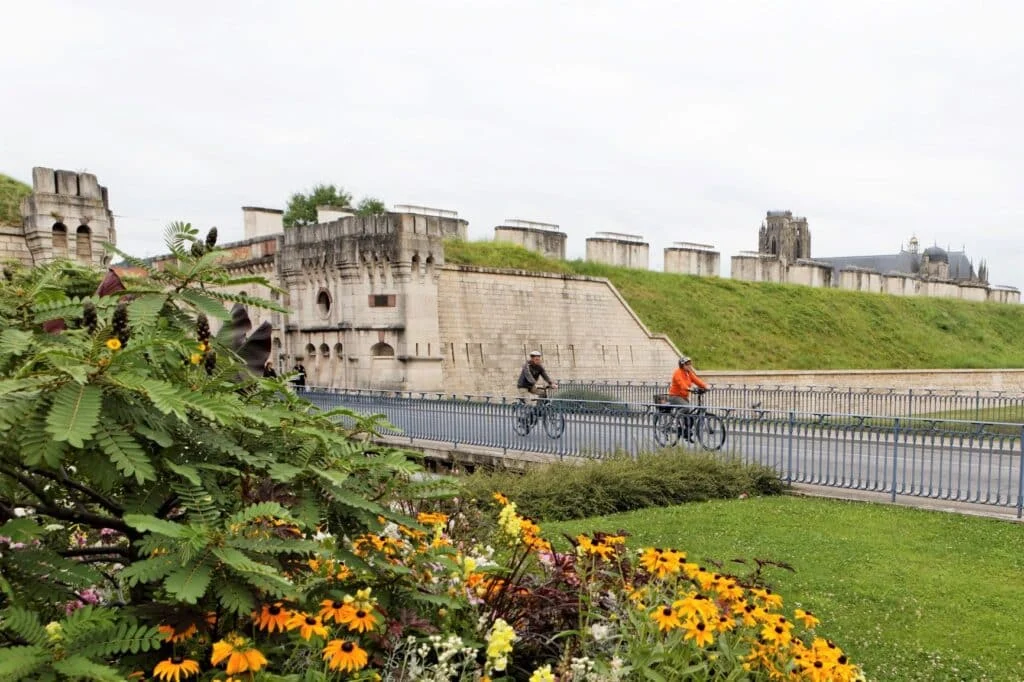 Cyclistes longeant les remparts de Toul au Port de France