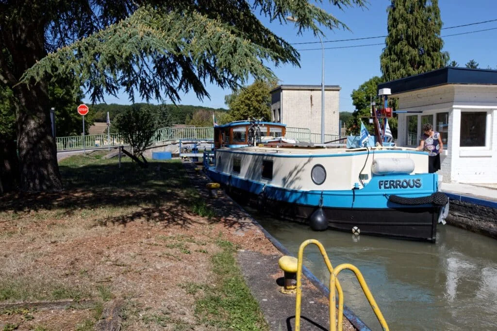 Péniche à l'écluse de Fléville sur le canal de jonction de Nancy