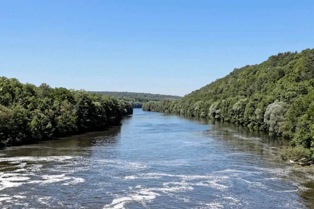La Moselle entre Pierre-la-Treiche et Maron, bordée de coteaux boisés