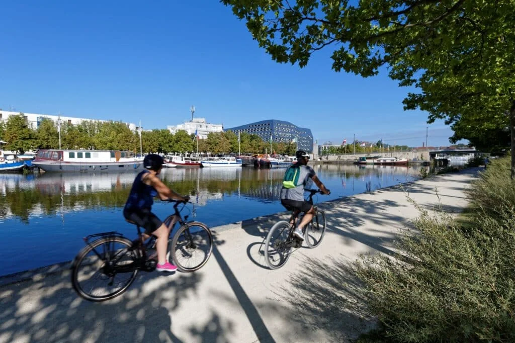 Cyclistes sur les quais du port fluvial de Nancy