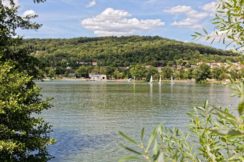Étang et base nautique de Messein, voiliers au pied des coteaux