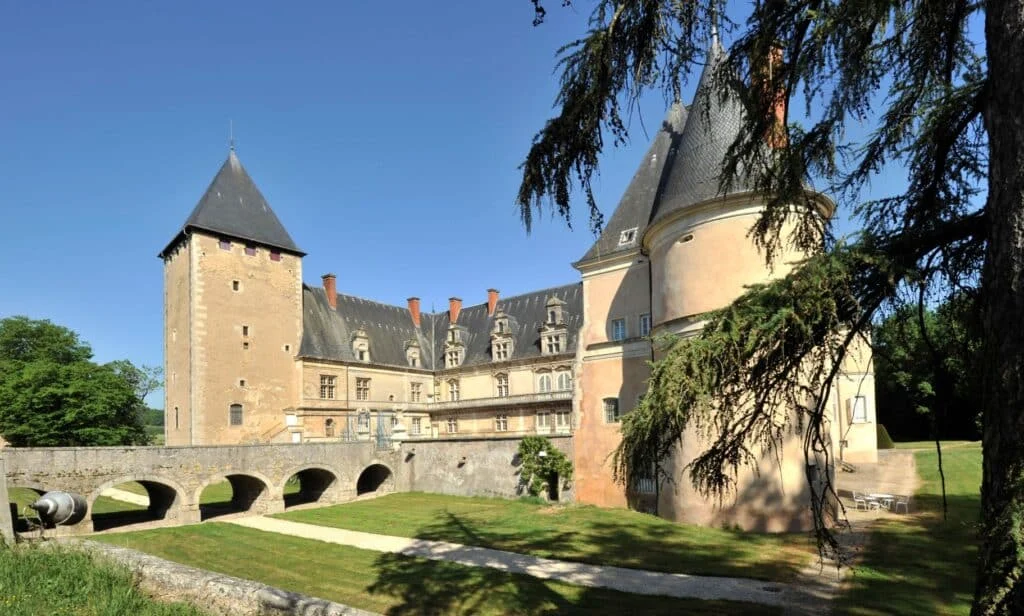 Château de Fléville, son donjon et sa façade Renaissance