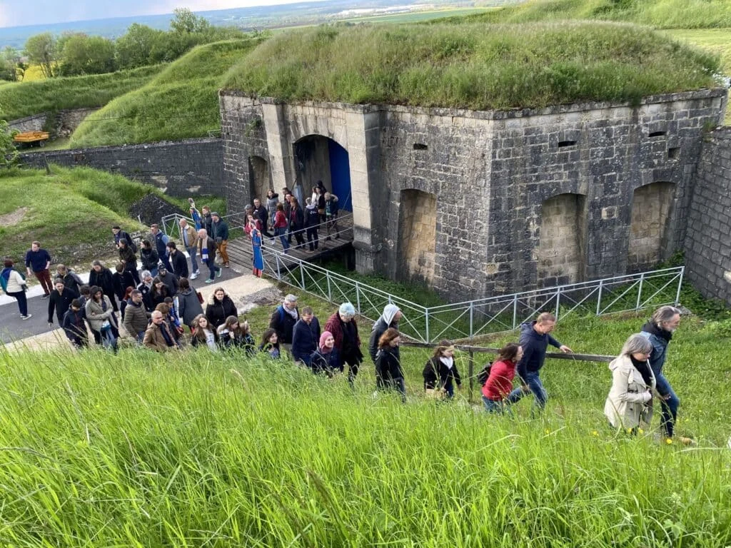 Visiteurs devant une entrée du fort de Villey-le-Sec