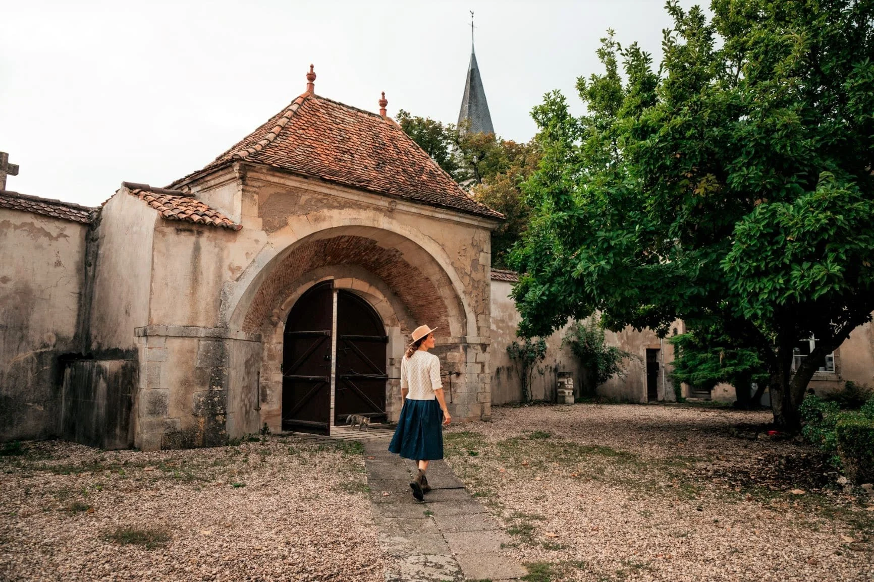 Promeneuse devant un porche ancien de la cité médiévale de Liverdun