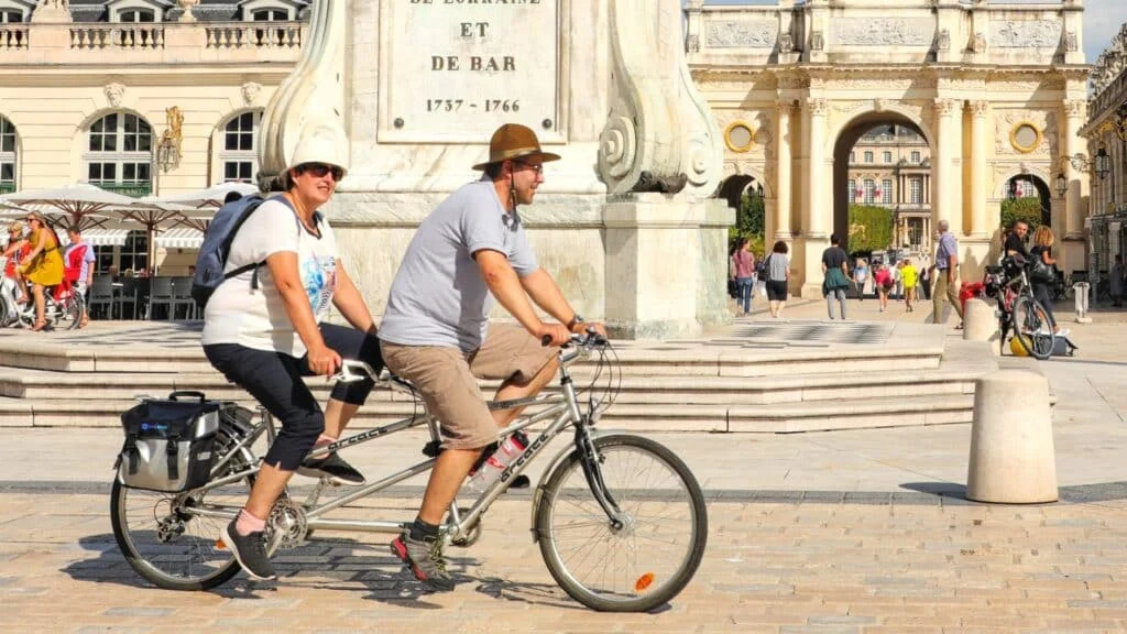 Tandem sur La Voie Bleue V50, place Stanislas à Nancy