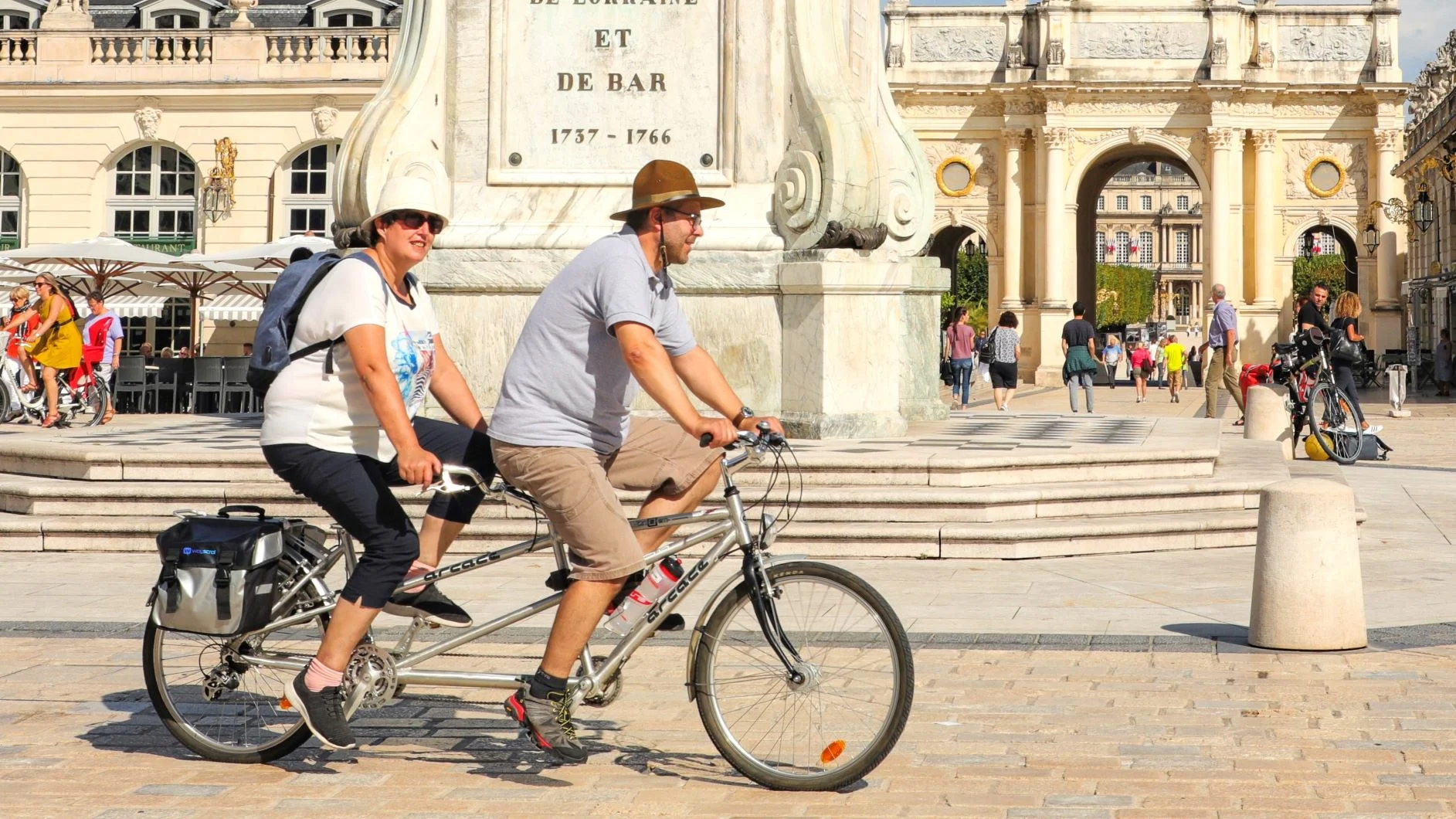 Tandem sur La Voie Bleue V50, place Stanislas à Nancy