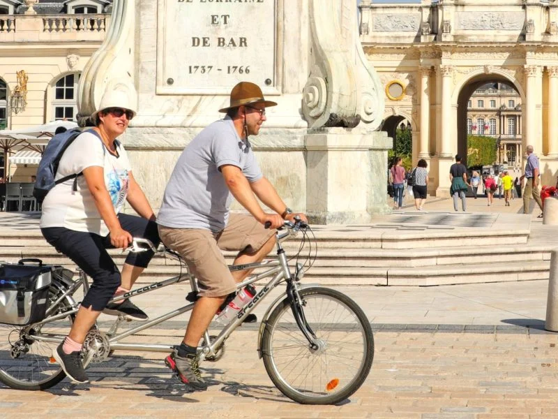 Tandem sur La Voie Bleue V50, place Stanislas à Nancy